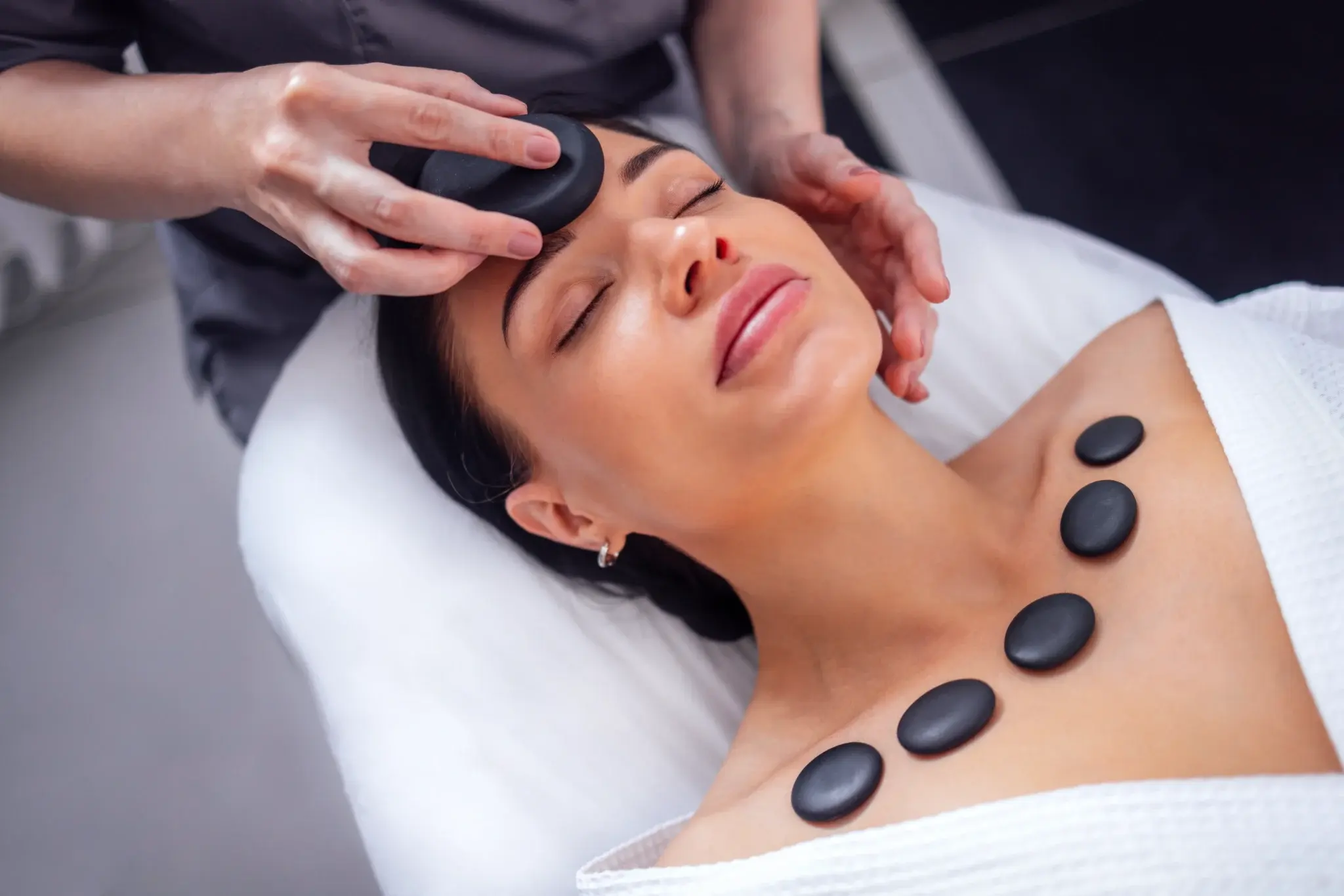 What Is Hot Stone Therapy and How Is It Done? Image